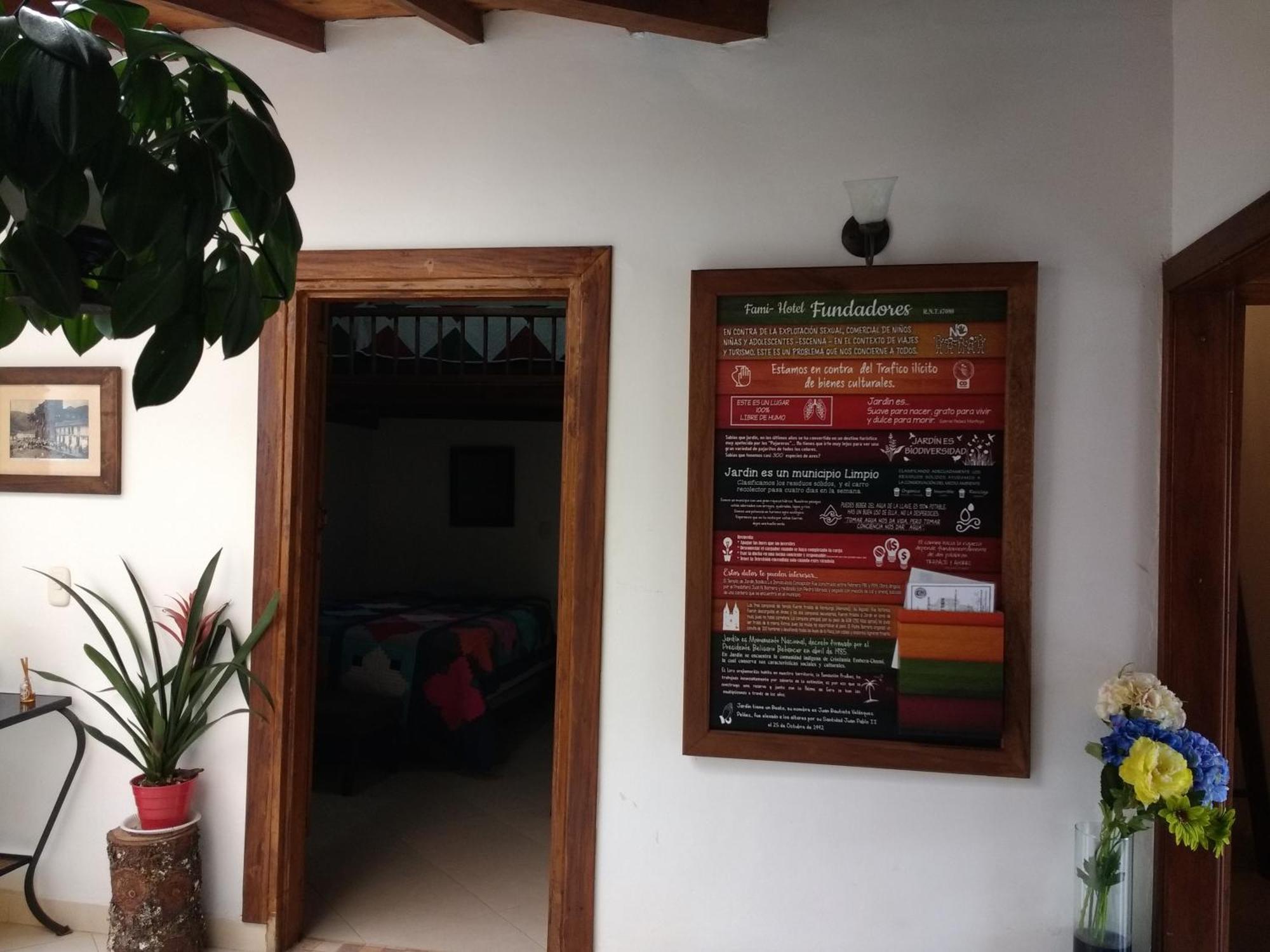 Hostal Famihotel Fundadores Jardin Bagian luar foto